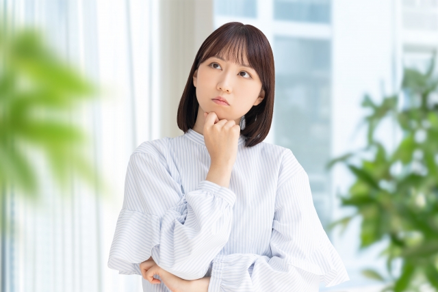首を傾げる女性