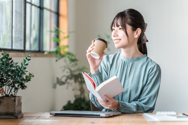 カフェする女性